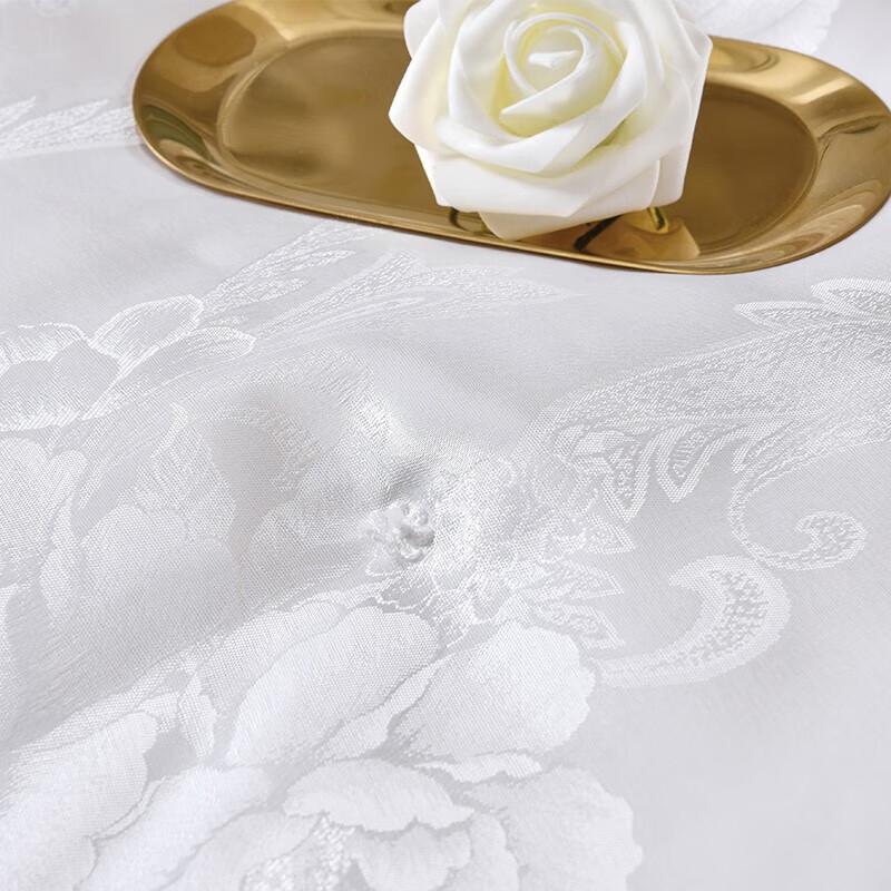 Louis Carlo Elegant Style All-Season Quilt