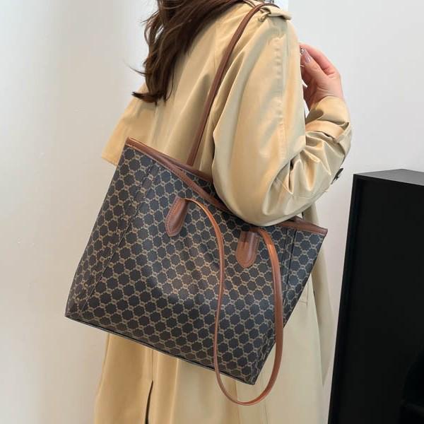 Wszechstronna torba tote o dużej pojemności: Moda Jesień/Zima 2025 dla Studentów i Dojeżdżających do Pracy