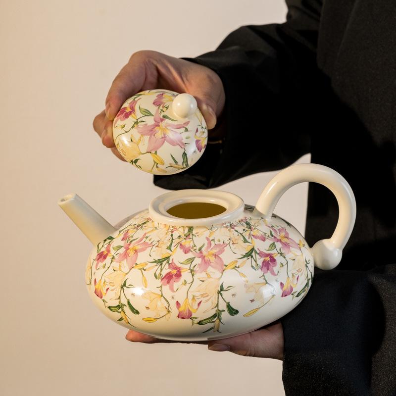 A Large capacity Teapot with A Lid As A Birthday Gift for Girls A Cup of High Appearance Level As A Souvenir Gift and A Christmas Present