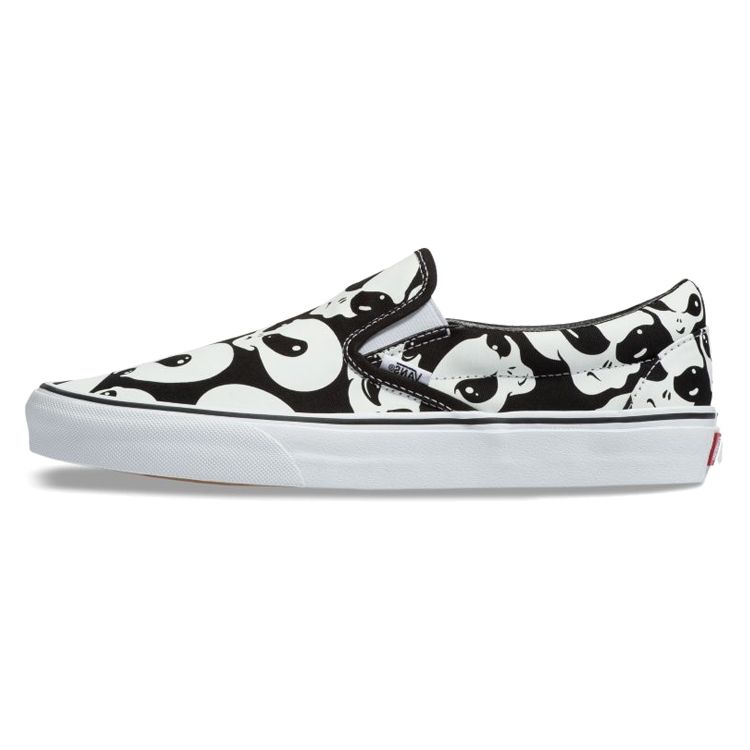 

Кроссовки унисекс без шнуровки Vans Classic Slip-On Alien Ghosts Black True-White VN0A4BV3TB1