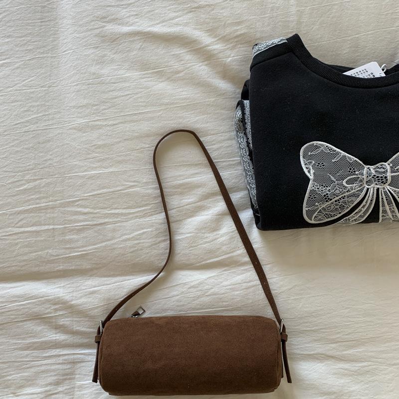 

Niche imitation suede pen holder bag women s 2025 new autumn and winter retro hand bag high-end shoulder messenger bag коричневый