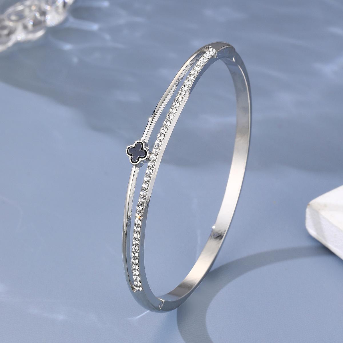 

Старший Чувство Личности Темперамент Четырехлистный Браслет Клевер Роскошный Стиль Простой Модный Браслет Браслет Ювелирные Изделия