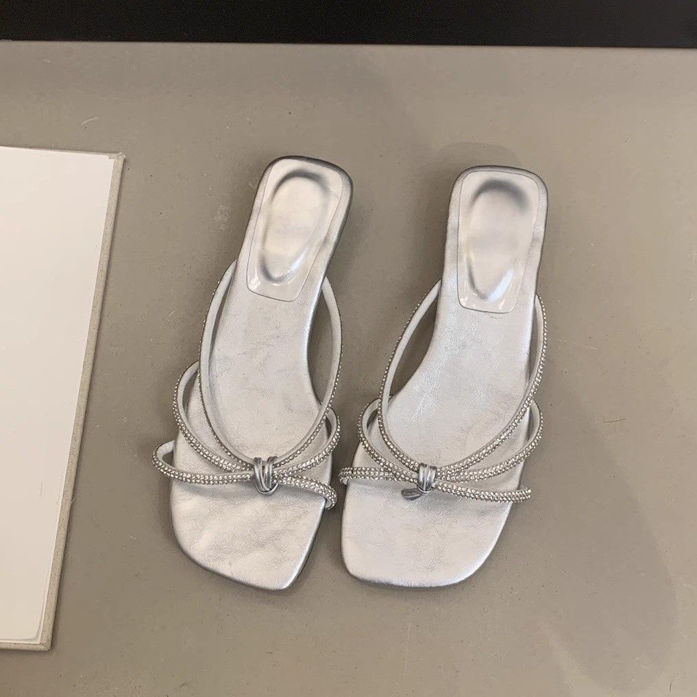 

Квадратный носок стразы шлепанцы женские летние однословные шлепки толстый каблук носок красивые сандалии 40 серебряный