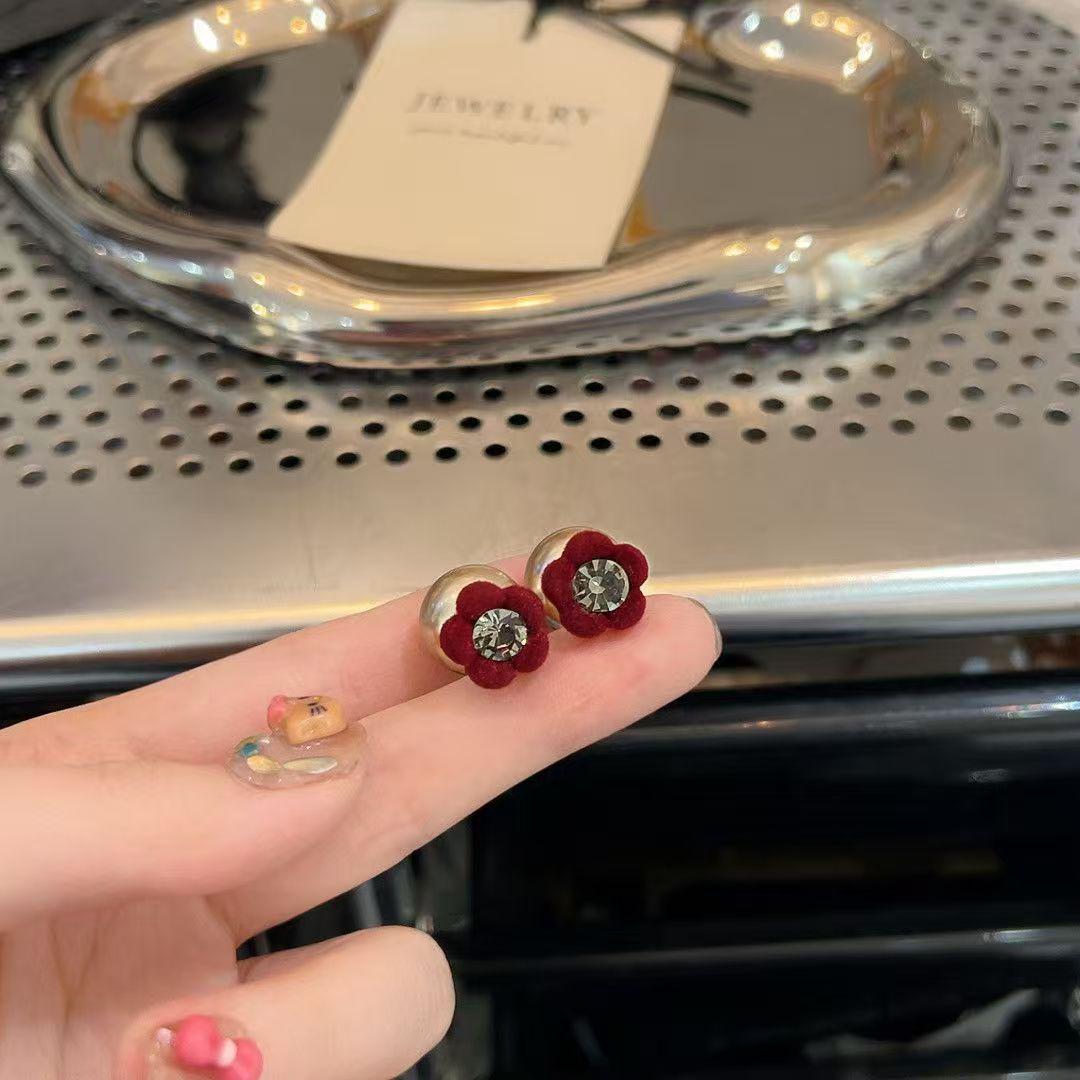 Retro Flocking Rhinestone & Pearl Flower Square Diamond Earrings - Elegant, Luxurious, & Versatile Women s Ear Jewelry.