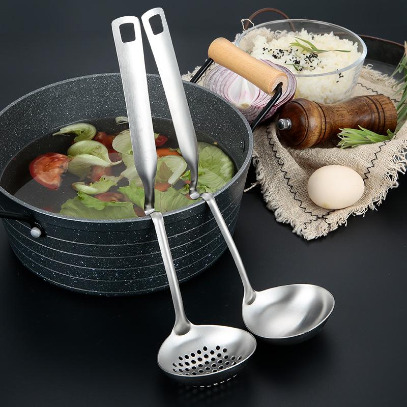 Round Skimmer Stainless Steel Colander Spoon Kitchen Gravy Oil Soup Fat Filter Fried Strainer Spoon with Long curved handle