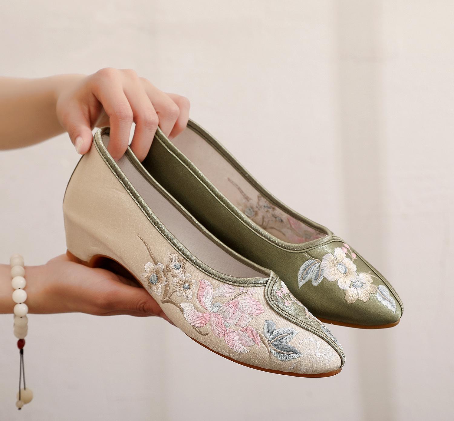 

Юньцін 2024 Осінь Пекінське тканинне взуття: Елегантні, зручні жіночі туфлі-сліпони в етнічному стилі до суконь для чаю. 40 брудно-білий