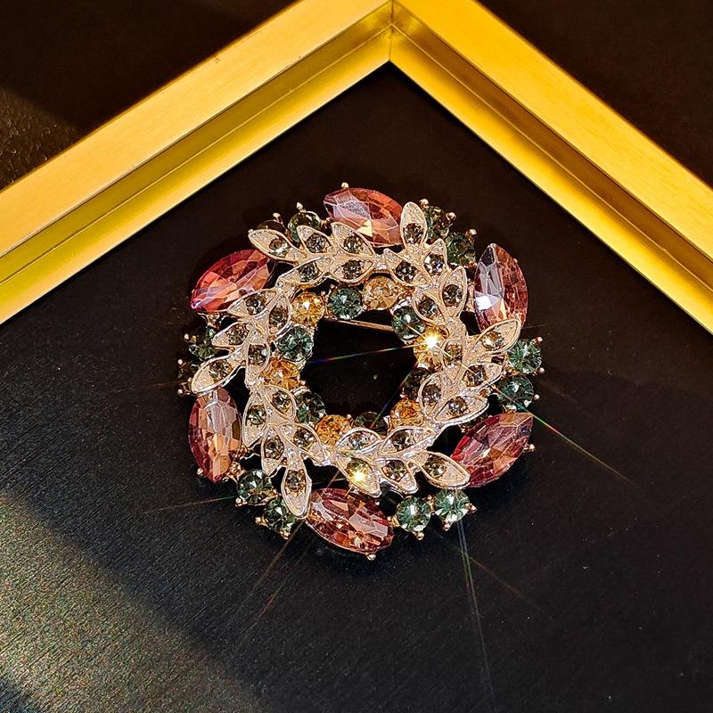 High-End Light Luxury Flower Brooch Female Heavy Industry Design Sense Animal Brooch Diamond Corsage Coat Clothing Accessories