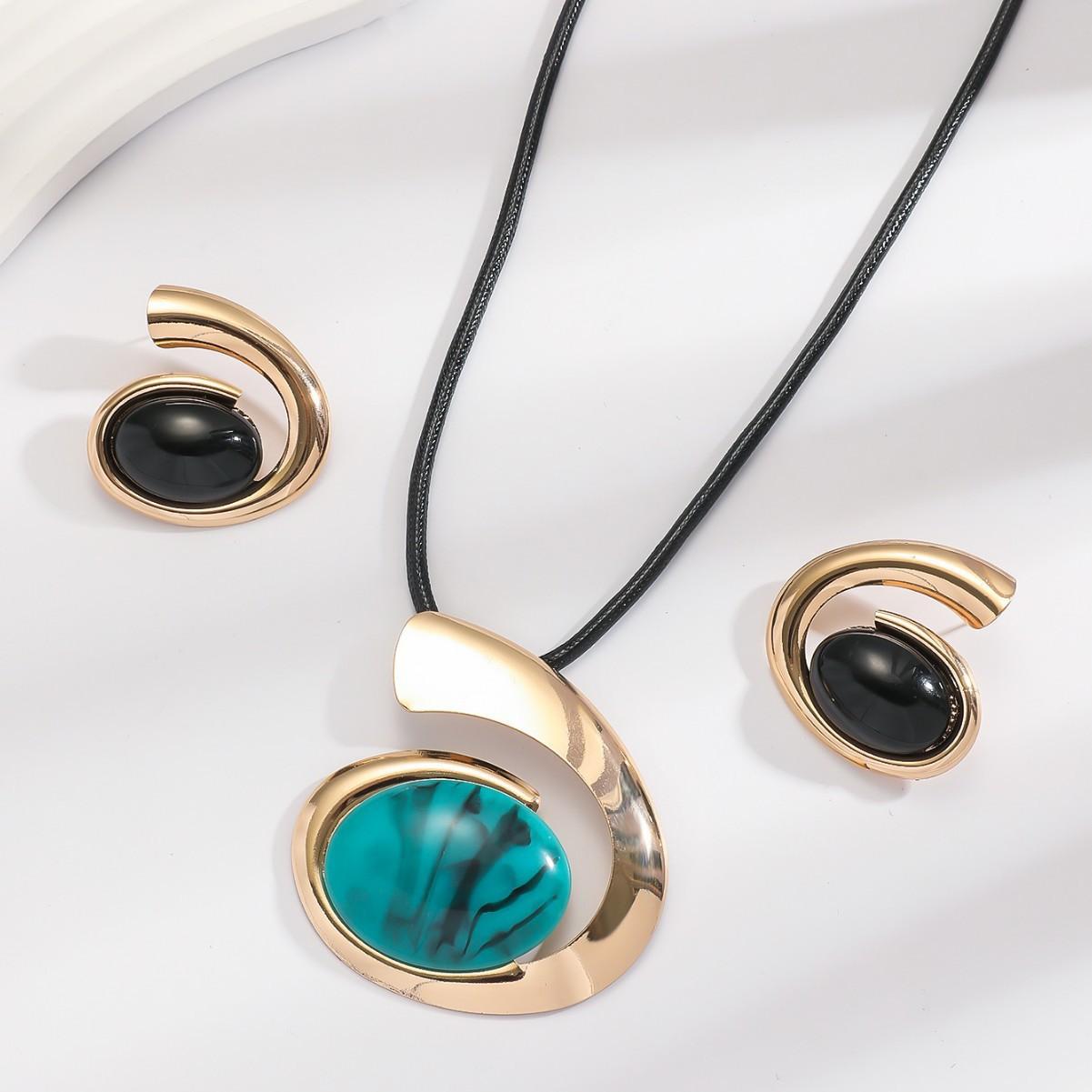 

Персонализированный комплект из колье и серег в стиле преувеличения