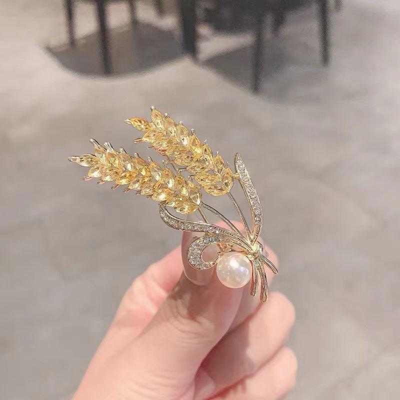 2025 Elegant Deer Brooch with Cat's Eye Rhinestone for Suit or Clothing Accessory