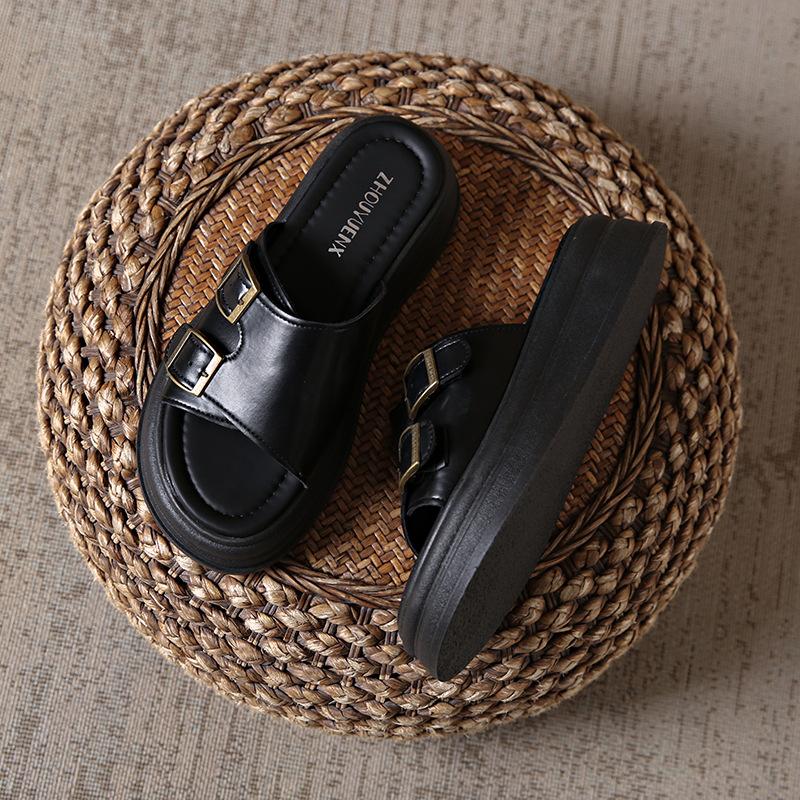 Fashion cool slippers women's 2025 summer new versatile student soft bottom buckle outdoor leisure beach thick bottom cool slippers