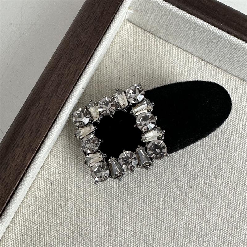Small Rhinestone Alligator Hairclips Black Velet Duckbills for Girls and Women Shiny Hair Accessories Side Clips Simple Hairpin