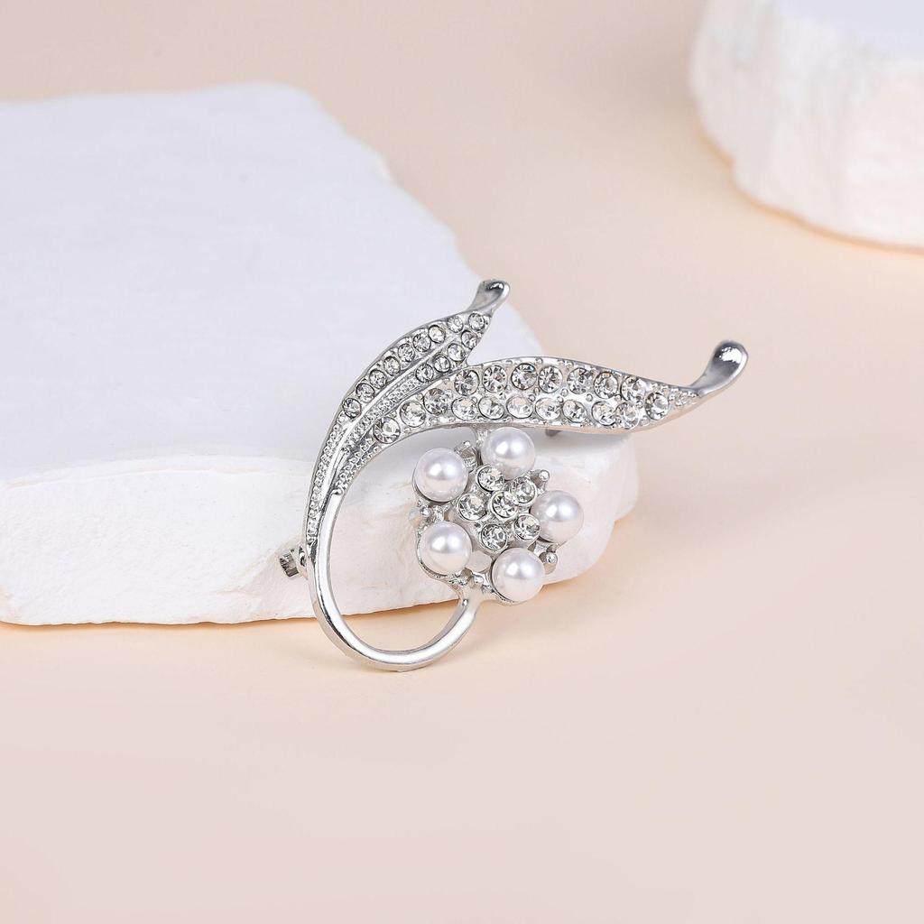 Fashionable Korean Pearl Flower Rhinestone Brooch for Women – Elegant Suit Accessory