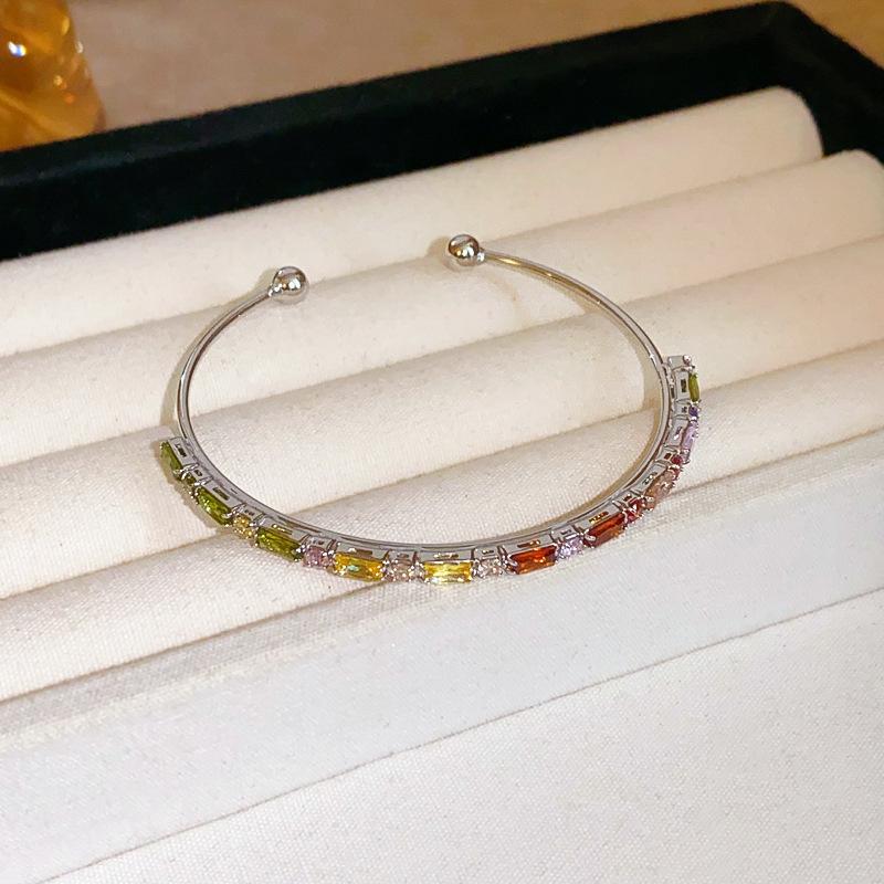 Elegantes Zirkon Buchstaben Blumen Armband: Hochwertiger vielseitiger Armreif für Damen