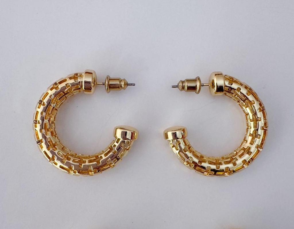 Classic Niche Hoop Earrings: Versatile, Fashion-Forward Hollow Studs with Simple Design and Textured Style