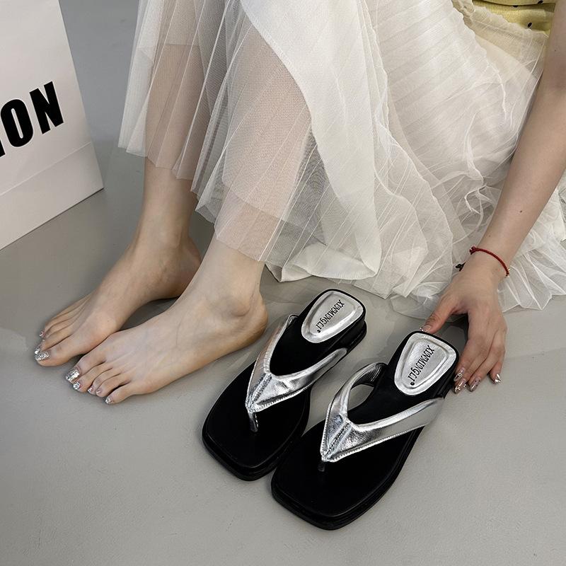 Zehentrenner mit eckiger Zehenpartie 2025 neue Strandschuhe Sommerbekleidung Keilabsatz coole Hausschuhe Damen