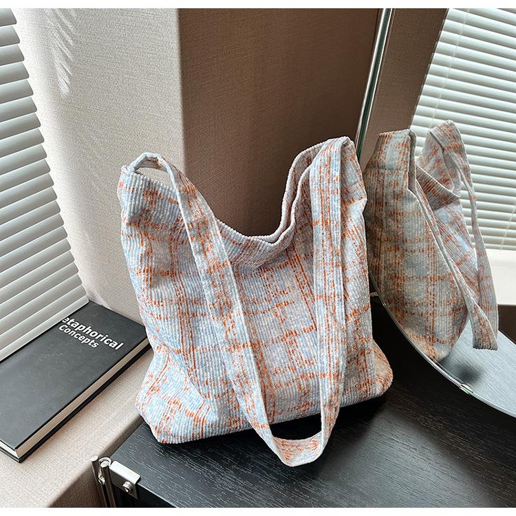 

Сумка-багет большой вместимости женская 2025 новая студенческая клетчатая сумка универсальная на плечо