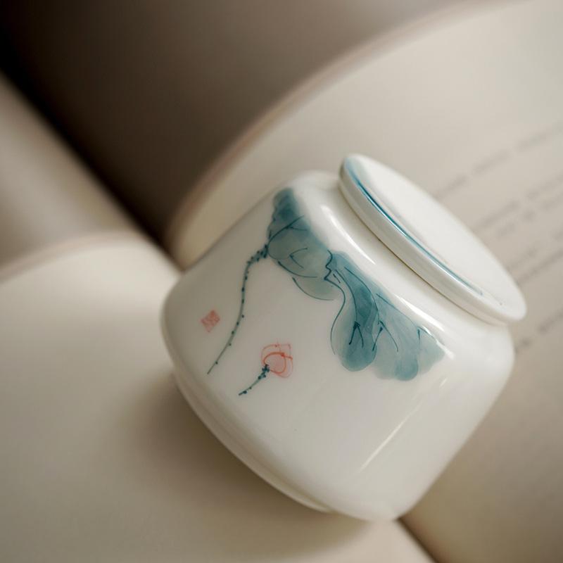 Suet Jade Ceramic Small Tea Jar Japanese Hand Painted Lotus Storage Jar Mini Portable Wake Tea Sealed Jar White Porcelain