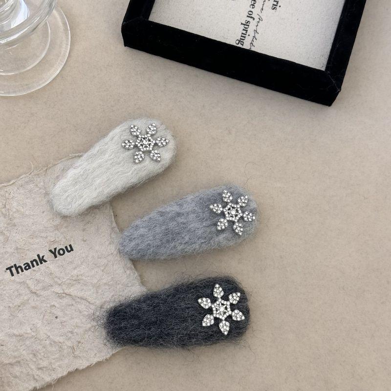 1pc Shining Rhinestone Snowflake Plush Breaking Clip, Autumn and Winter Gray Series, Simple Temperament, Hair Clip Edge Clip