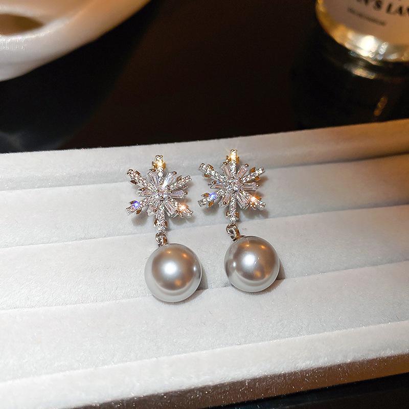 Exquisite Colorful Zircon Pearl Snowflake Christmas Earrings for Women Luxury Shiny Crystal Stud Earrings New Year Jewelry Gift