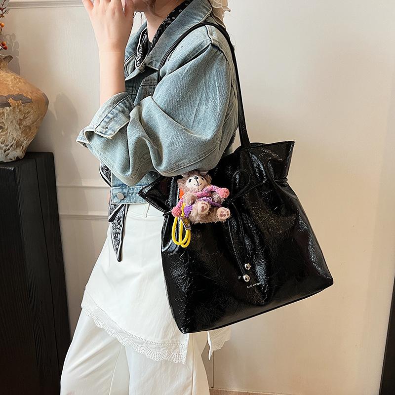 Fashion high-quality texture underarm bag women's 2025 new shoulder bag large-capacity simple and versatile commuter tote bag