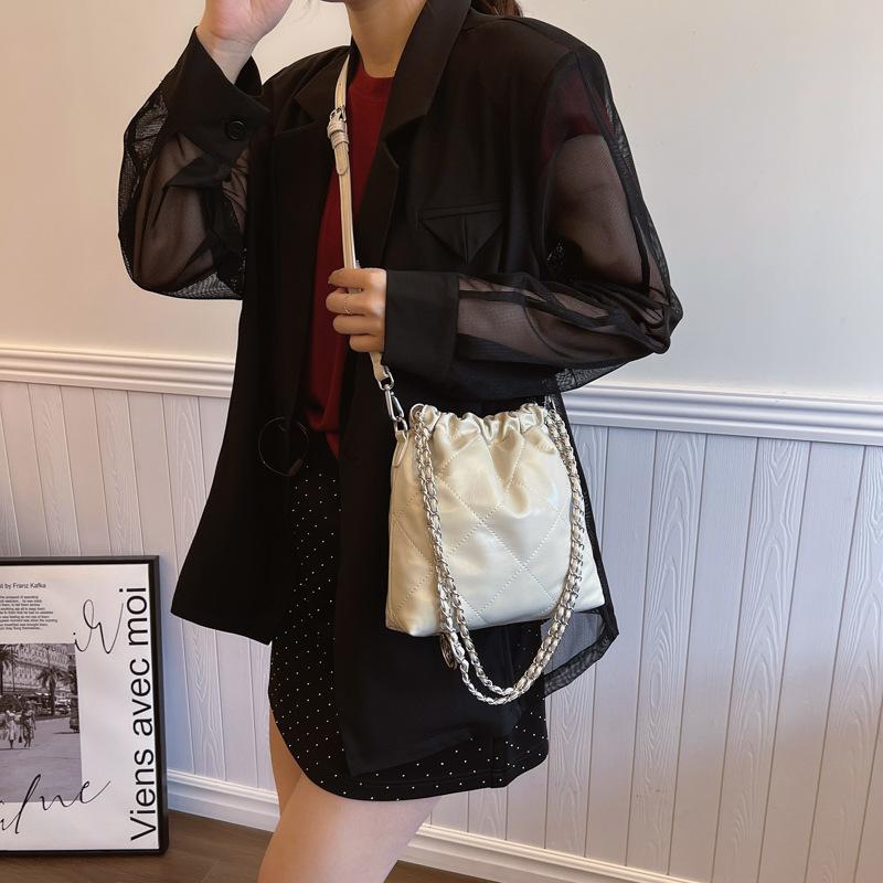 Populární kabelka bucket dámská nová letní všestranná výklenková diamantová řetízková taška přes rameno messenger