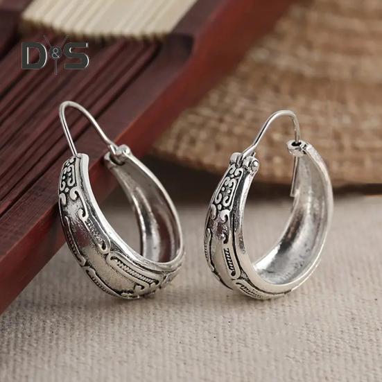 1 pár dámských etnických náušnic Vintage gravírované leštěné slitiny ve tvaru písmene C Lehké kruhové náušnice Denní seznamka Cestovní závěsné náušnice