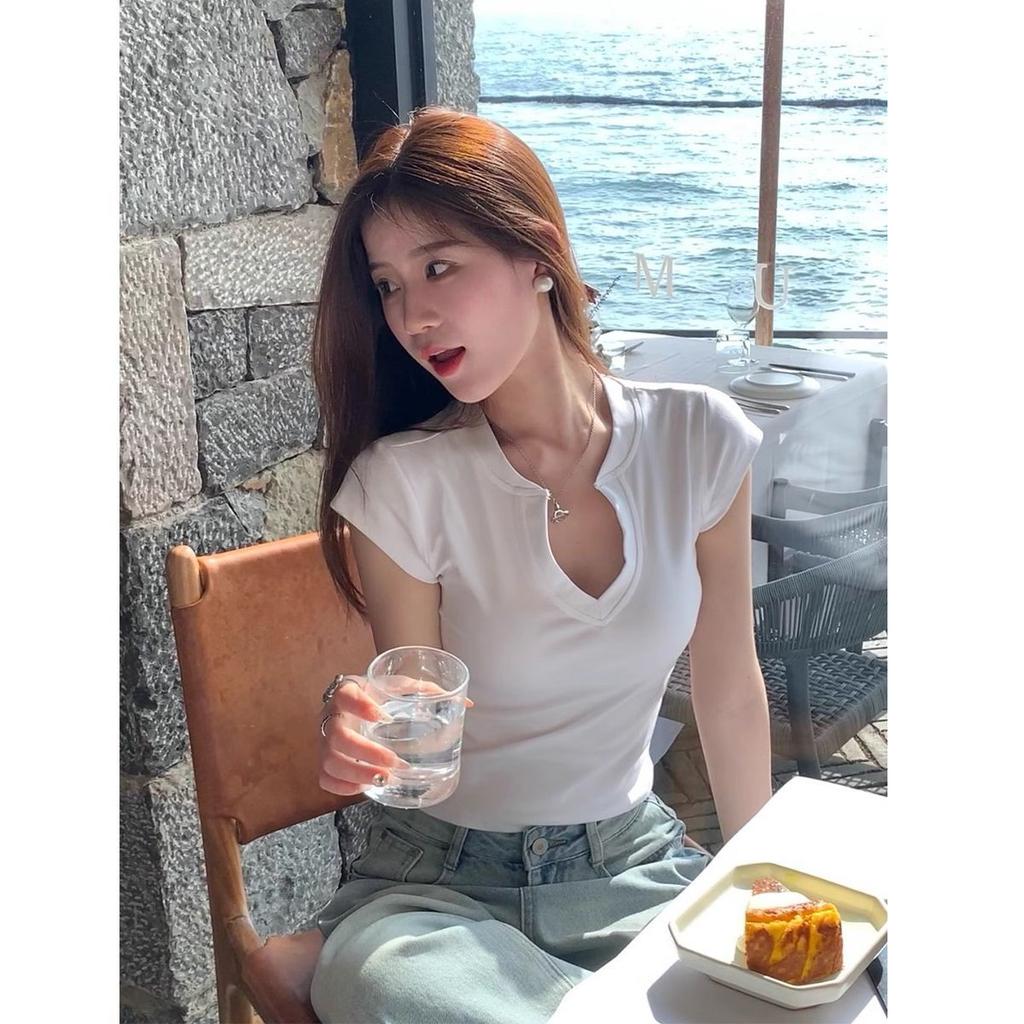 Design-Schulter Reiner Stil Kleines V-Ausschnitt Kurzarm T-Shirt für Damen Sommer Neue Modische und Schicke Oberteile