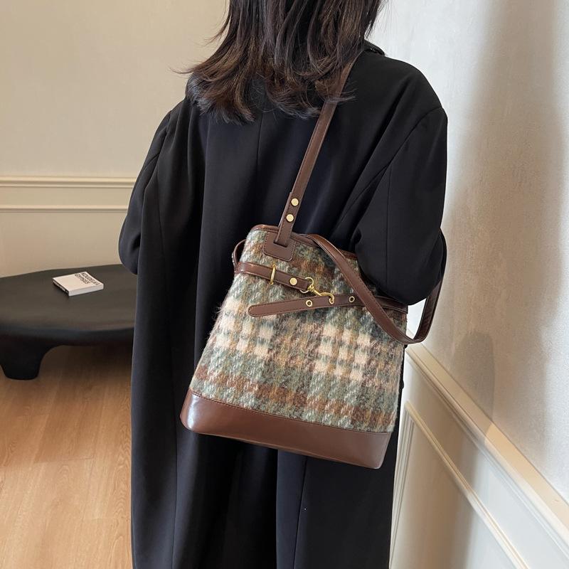 Large Capacity Bag Women's 2025 Autumn and Winter New Shoulder Bag Retro Texture Commuter Shoulder Bucket Bag