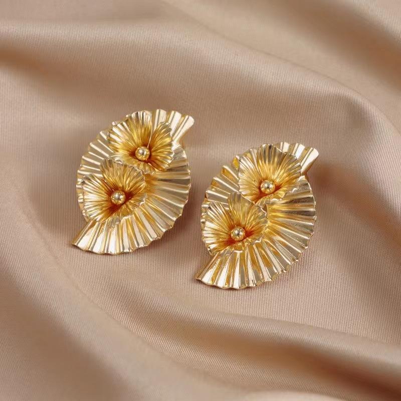 Wind simple earrings premium sense metal flower stud earrings retro court style earrings