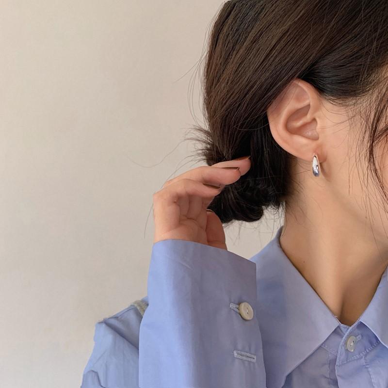 Cold Wind Simple French Earrings Women'S Niche Gold Exquisite Earrings Personalized Round Rings Ear Buckles Versatile Earrings