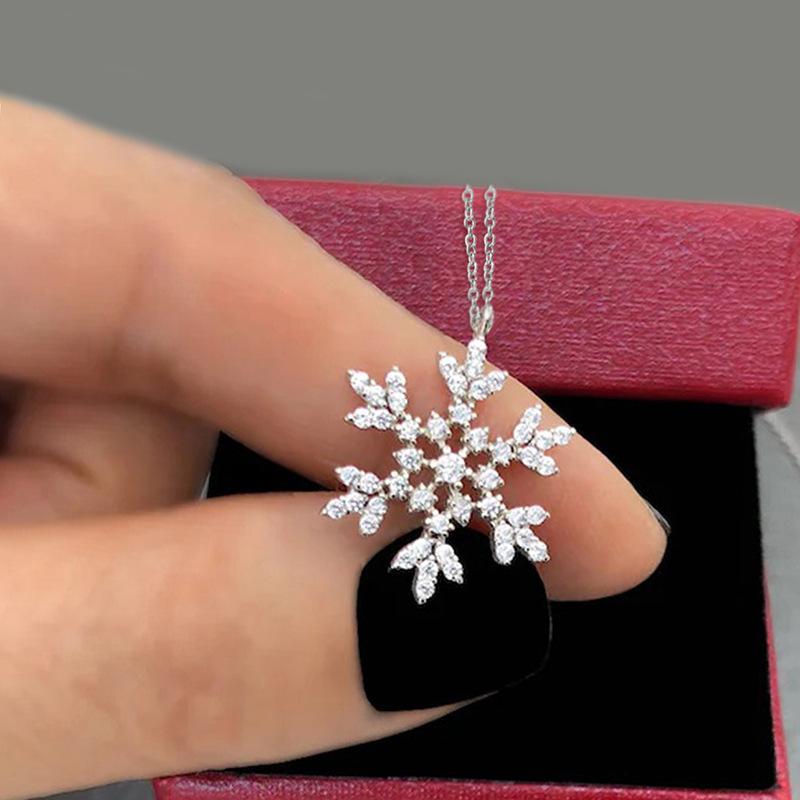 Snowflake Christmas New Year Necklace, Inlaid Zircon Pendant For Women, Exquisite And Shiny Fashion Fashion Fashion Jewelry