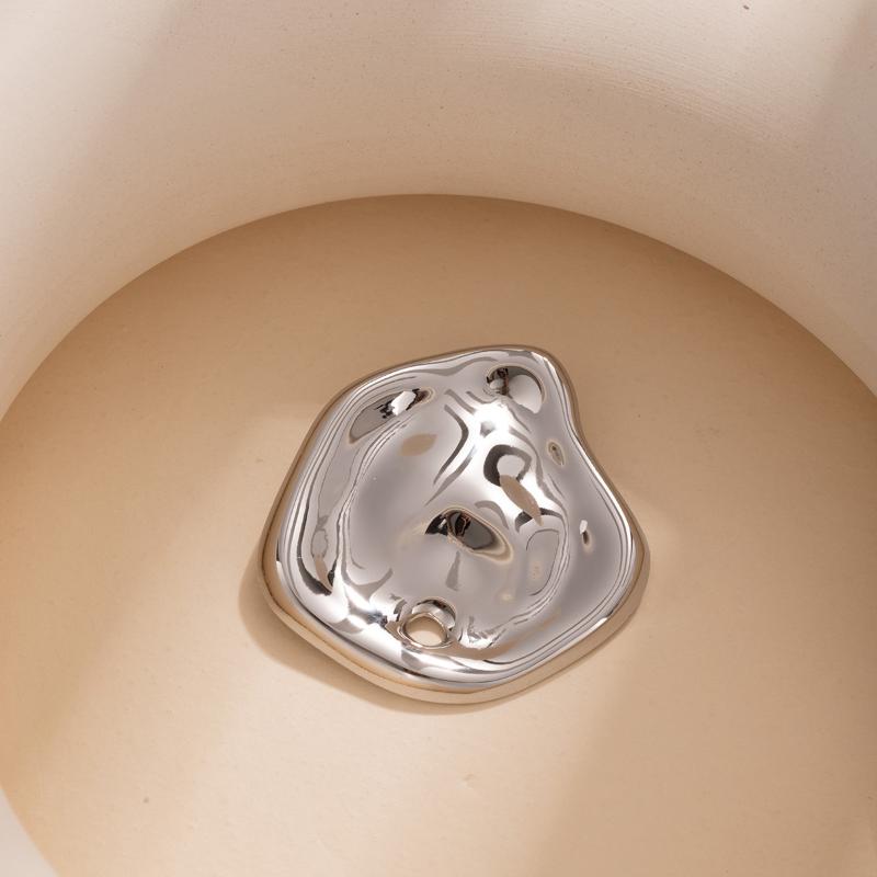 

Трендовые золотистые и серебристые большие круглые броши для женщин, минималистичные металлические броши-булавки с неровными складками, ювелирный подарок