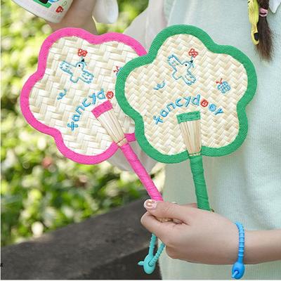 Handmade Manual Straw Hand Fans Flower Shape Handheld Hand Cranked Fan Decorative Adjustable Cute Woven Fan Party Decoration