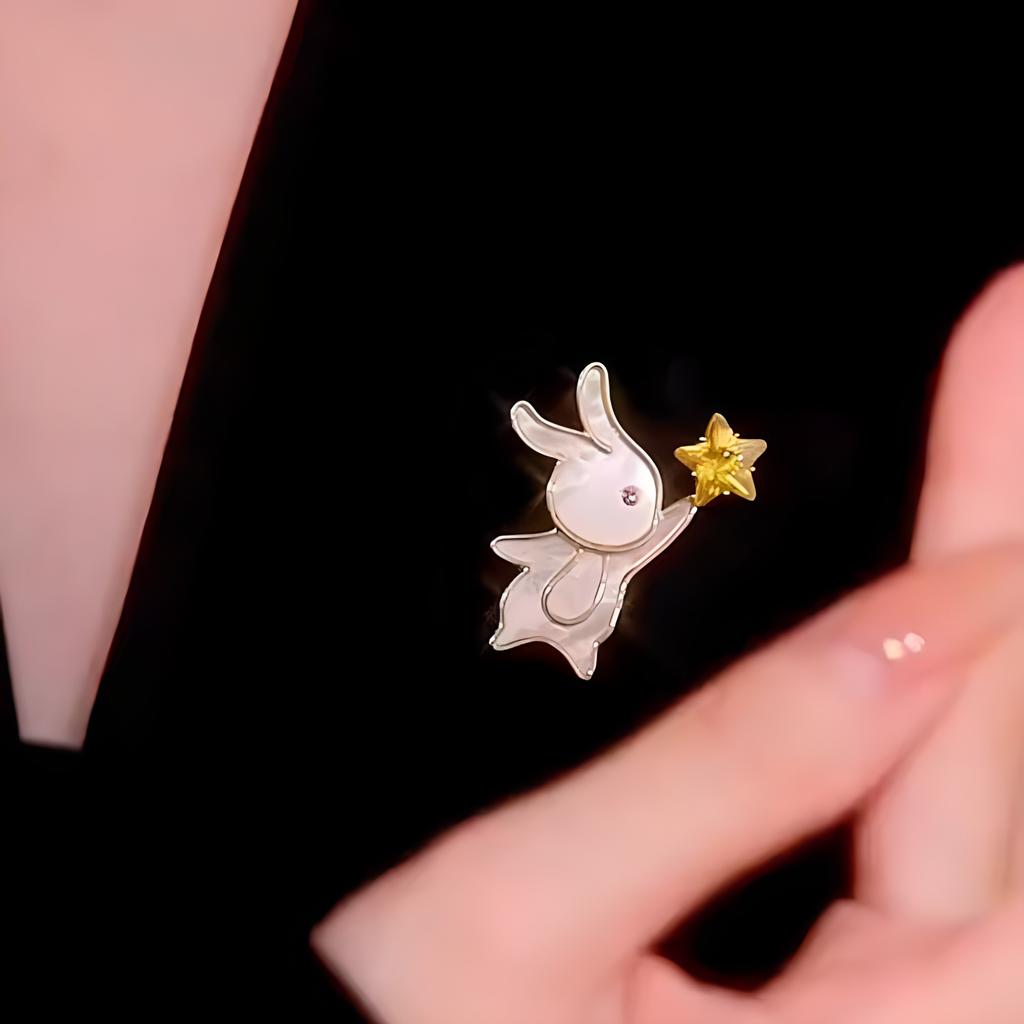 The Star-picking Little Rabbit Brooch Is A High-end Feminine Brooch with A Unique Design of A Mother-of-pearl Corsage