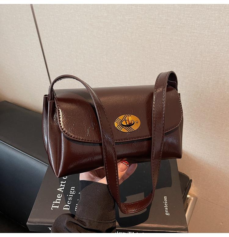 

Retro oil wax leather small bag women s 2025 new high-end niche shoulder bag fashion commuter messenger small square bag