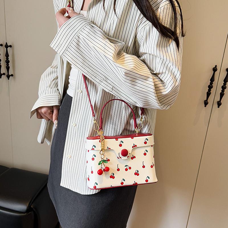 Yogodlns Sommer Neue Quadratische Umhängetasche für Damen Niedliche Kirschschnalle Handtaschen Vielseitige Pendel Einzelschultertaschen
