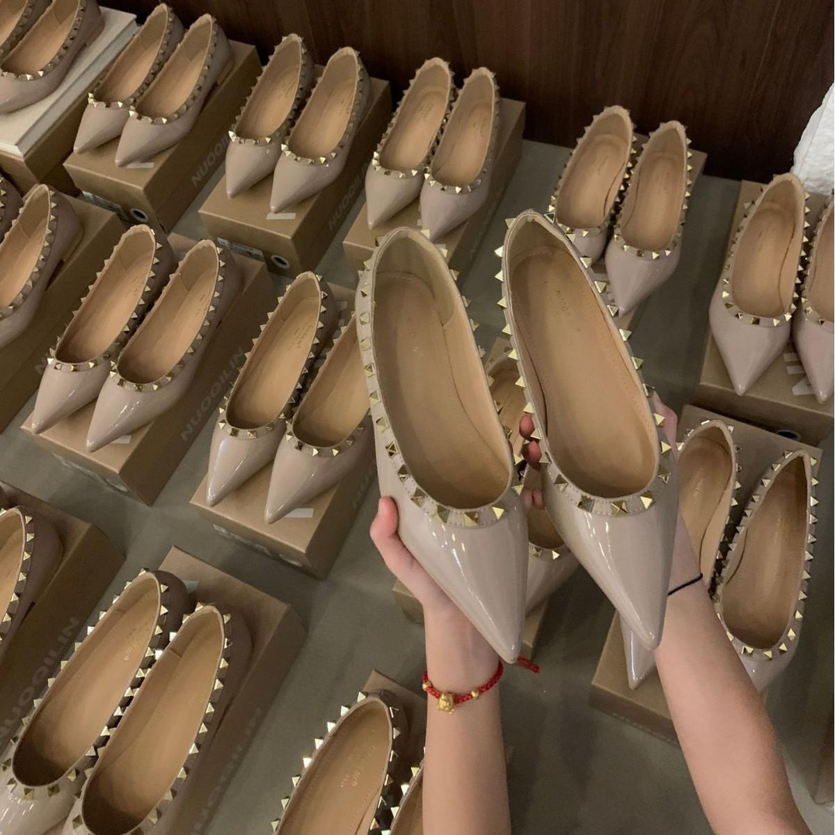 

Темпераментные туфли-лодочки большого размера с острым носком, женские туфли с мелким вырезом, с заклепками, из лакированной кожи, на мягкой подошве, на плоской подошве, туфли-лодочки 44 телесный