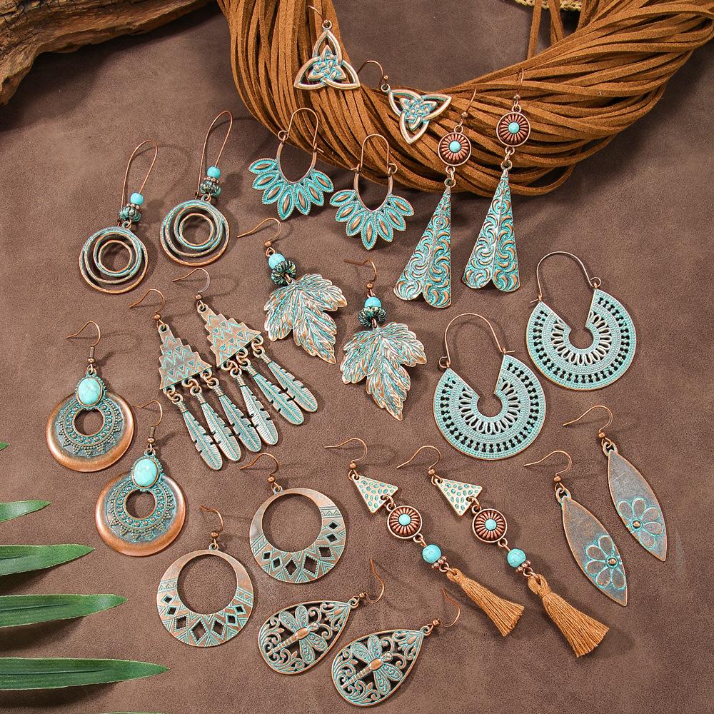 Retro náušnice v bohémském stylu s kovovými geometrickými vyřezávanými náušnicemi v etnickém stylu