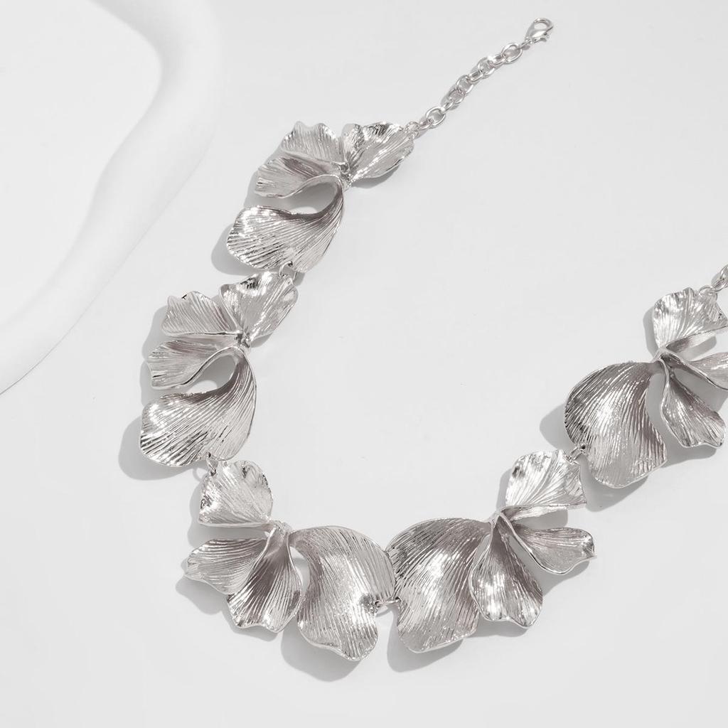 European & American Irregular Petal Necklace, Stylish Ins-Style Metal Alloy Flower Jewelry