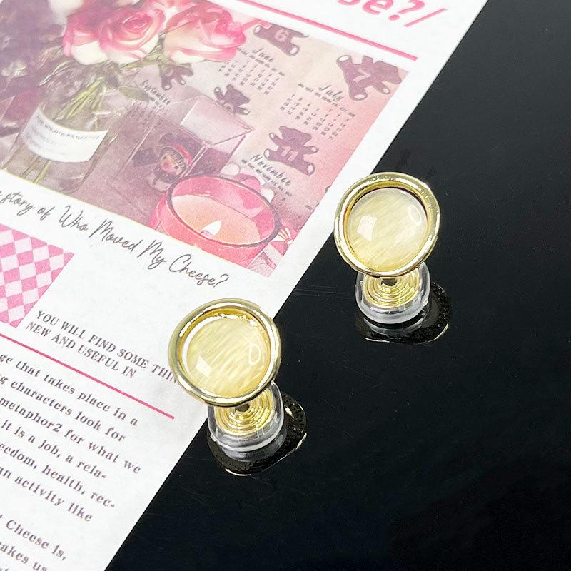 Korean Style Retro Pearl Ear Clip for Women - Mosquito Coil Holder, No Piercing, High-End, Fashionable and Versatile Luxury Earrings