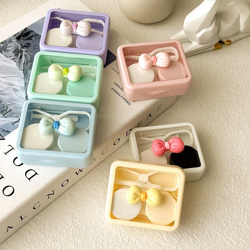 Bonbonfarbene Kontaktlinsenbox Niedliche Schleife Tragbarer Kontaktlinsenbehälter mit Pinzette Saugstab Set für Reise-Kit-Halter
