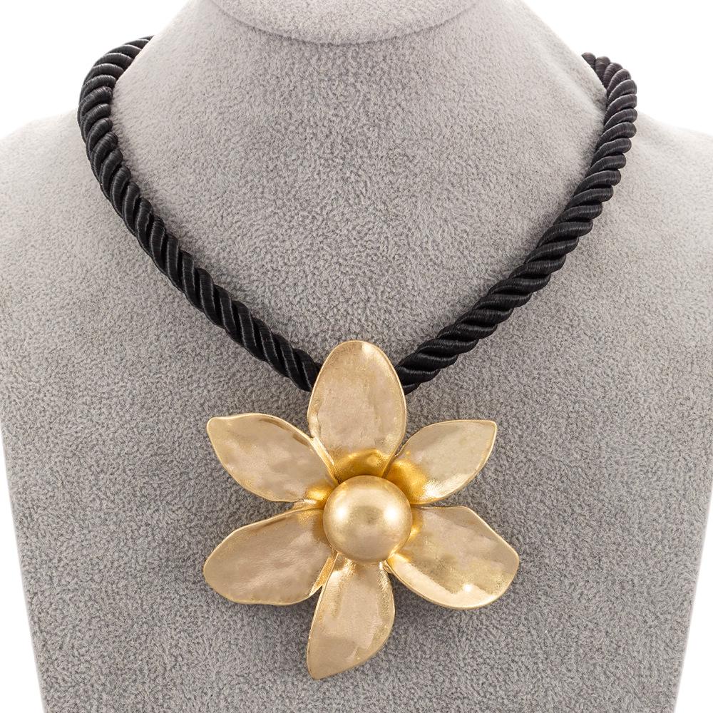 Europäisch-Amerikanische Herbst/Winter Metallic Punk Dicke Seil-Halskette mit 3D-Blumendesign