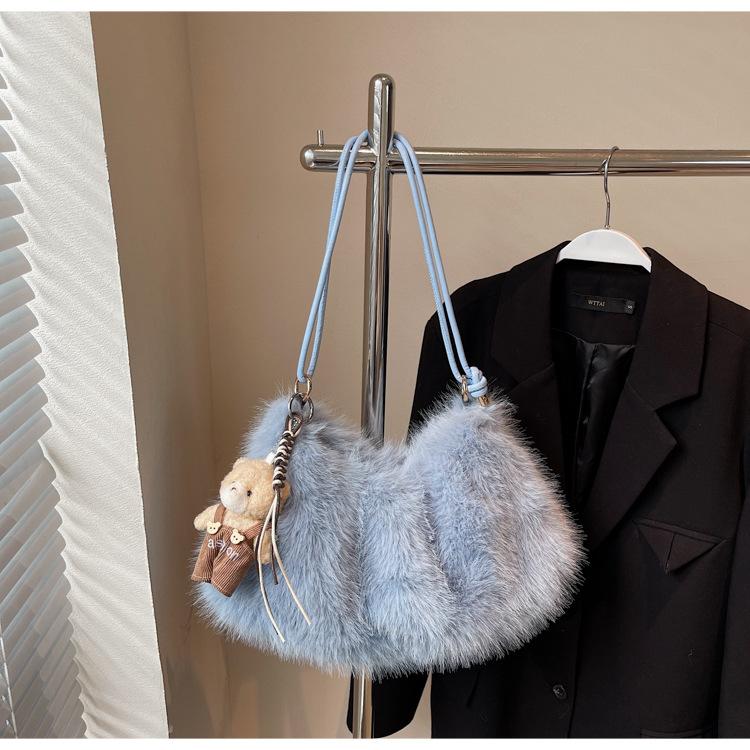 2025 new trendy fashion autumn and winter plush bag versatile large capacity underarm women's bag Korean version niche shoulder messenger bag