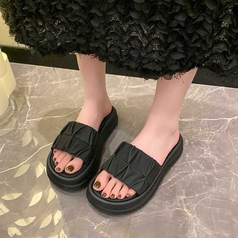 Slippers Women's Summer Wear 2025 New Fashion Thick-bottomed Muffin Sandals Internet Celebrity Super Fire Beach Folds