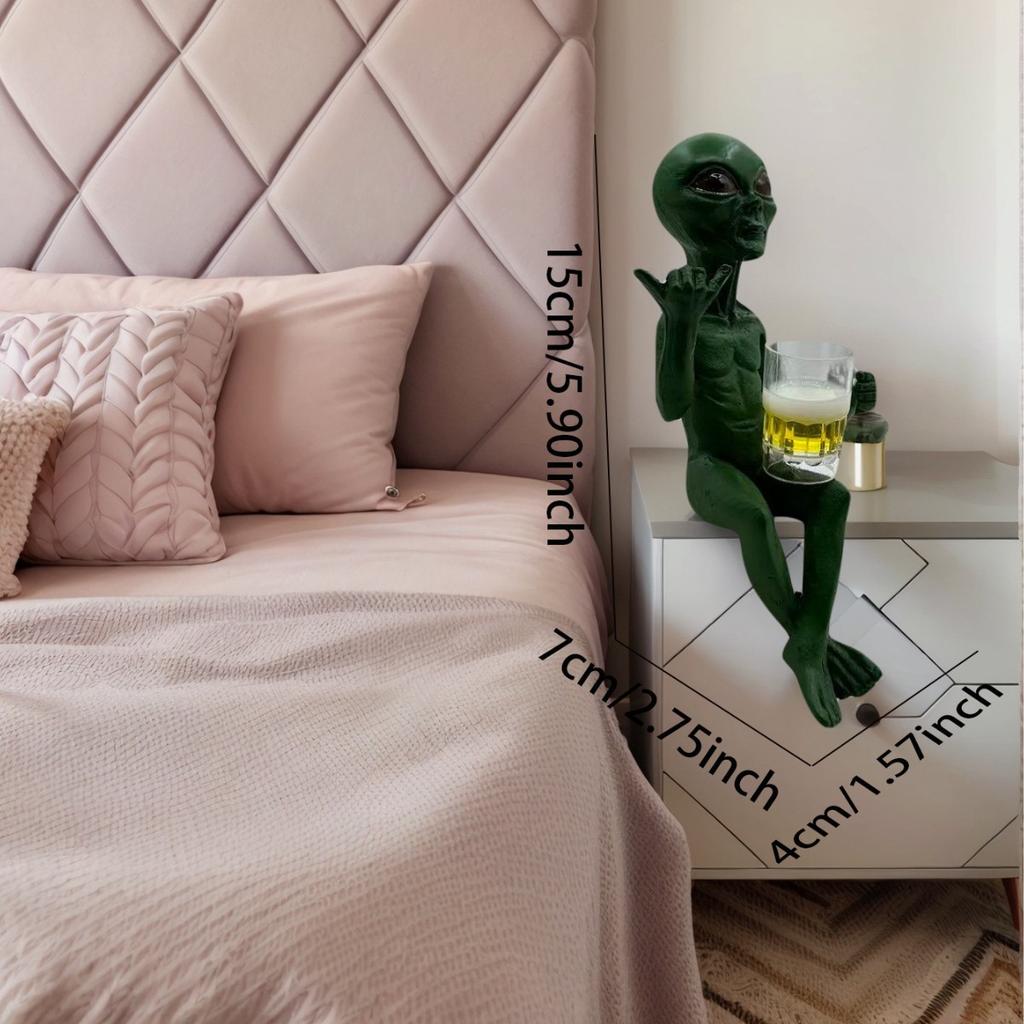 Funny Alien Statue Drinking Beer Alien Sculpture Resin Craft Novelty Desktop Decoration Bookshelf Office Desktop Garden Decor