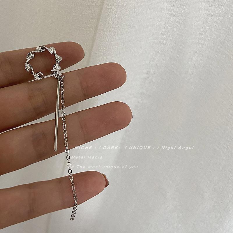 Adjustable Spiral Ear Cuff with Long Chain Tassel – No Piercing Needed.