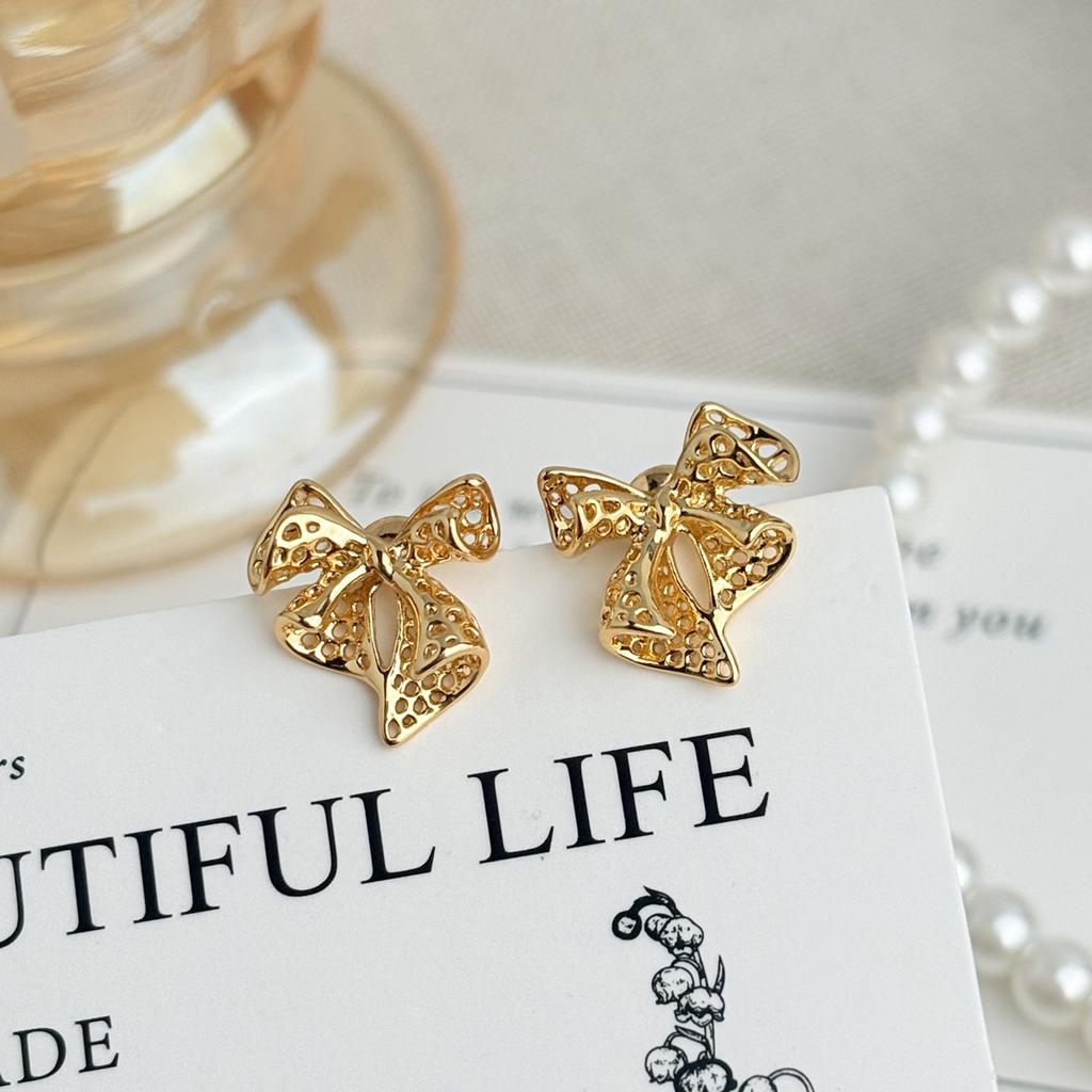 Exquisite and small hollow bow earrings, niche design sense, fashion stud earrings, sweet and advanced sense, sweet and cool earrings, women