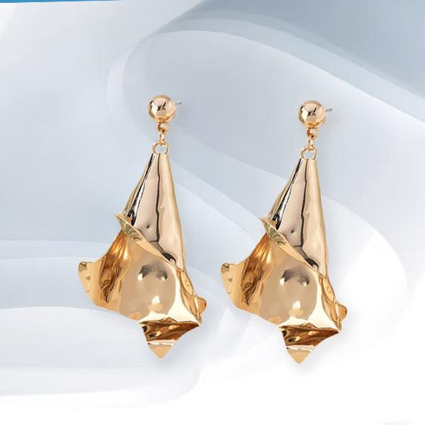 New fashion is popular irregular metal texture earrings, temperament, versatile and high-end accessories
