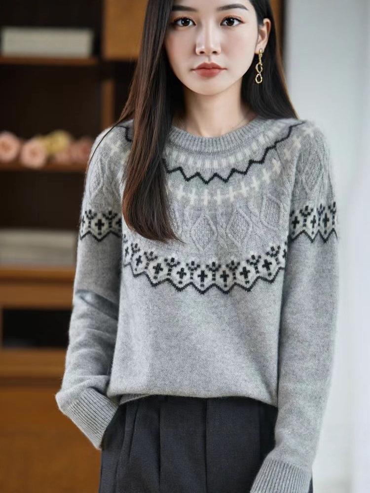 Women's Off-White Wool Pullover Sweater - Autumn/Winter Fashion, Loose Fit, Versatile Knit