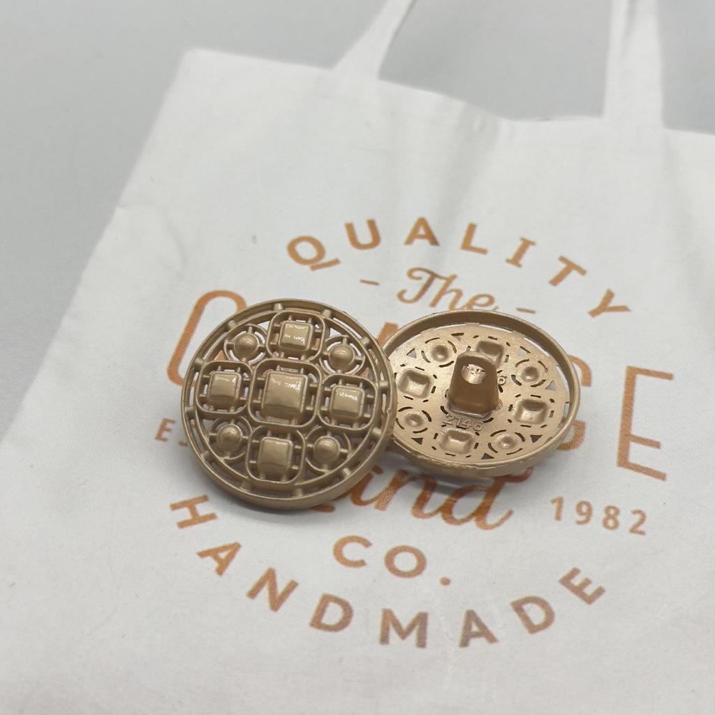 Neue Metall Sand Gold Kleine Weihrauch Wind Mantel Retro Windjacke Taste Hemd Dekorative Schnalle